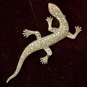 Silver colored Lizard brooch pin